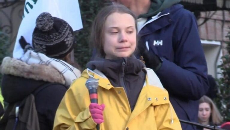Greta Thunbergia grillataan nolosta, epäonnistuneesta vuoden 2018 ennusteesta, jonka mukaan maailma loppuisi viidessä vuodessa ilmaston romahduksen takia