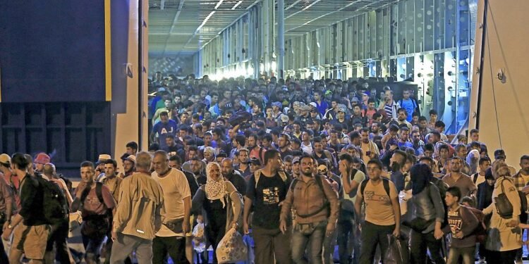Eurooppa sulki onnistuneesti rajansa rokottamattomilta. Miksi se ei voi estää laittomien maahanmuuttajien tunkua?