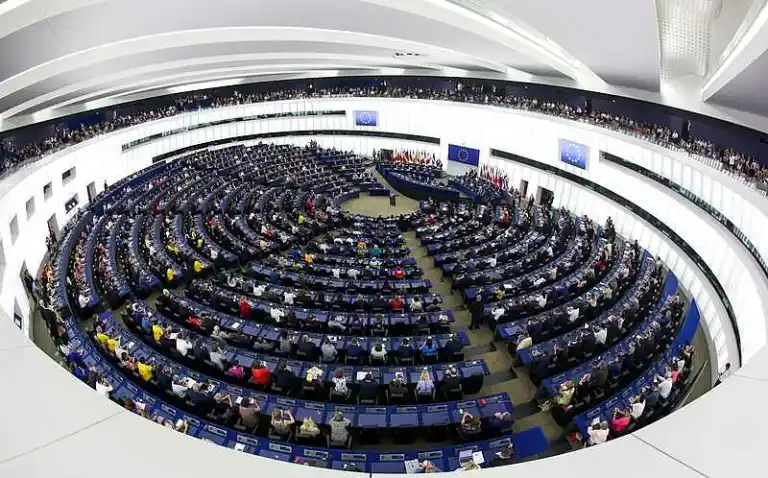 Euroopan parlamentti äänesti Pfizerin sopimusten salassa pitämisen puolesta