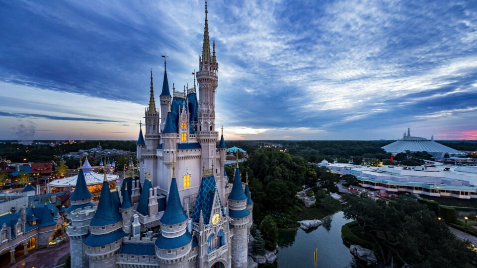 Disney: miljardien dollareiden woke-agendab uhri