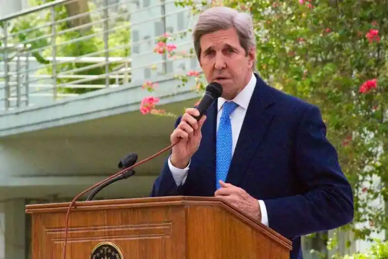 John Kerry: Ihmiset suhtautuisivat “paremmin” Ukrainan sotaan, jos Venäjä ponnistelisi “enemmän päästöjen vähentämiseksi”